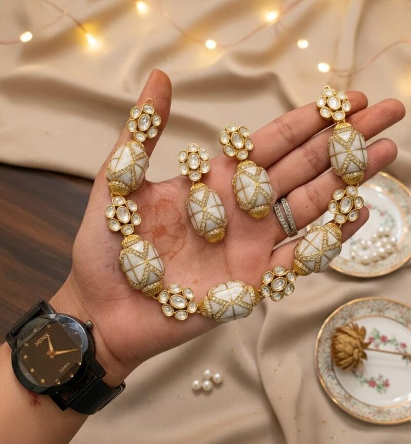 silver -toned - canteen Meena necklace set