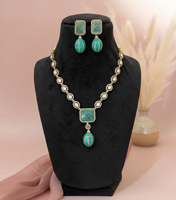 whitegreen - toned necklace set