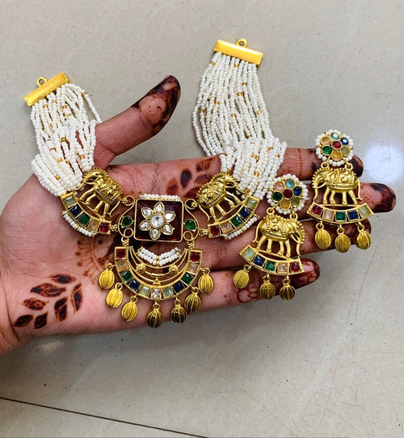 Red- colored Kundan neclace